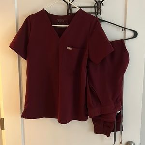 Lightly worn Figs set in burgundy. Catarina top in M, Zamora joggers in L Tall.